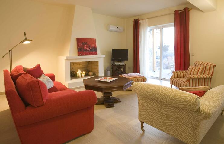 Villa Ares with private pool and a spectacular sea gallery image 3