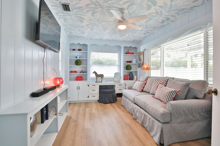 Kancelária/TV miestnosť s rozkladacou pohovkou