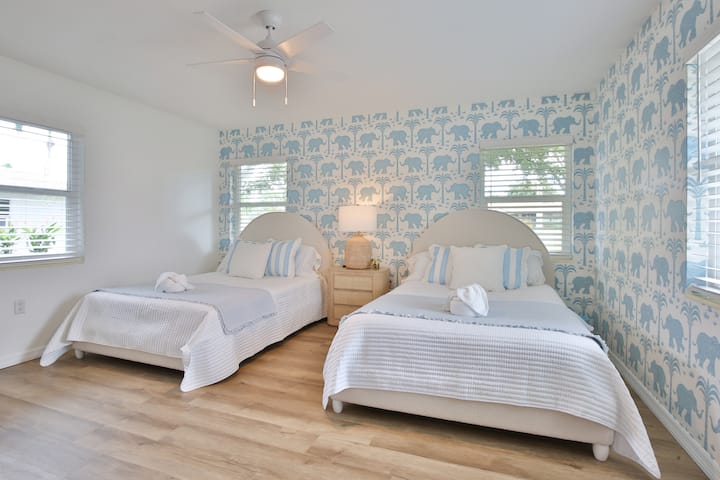 Spálňa pre hostí s 2 manželskými posteľami