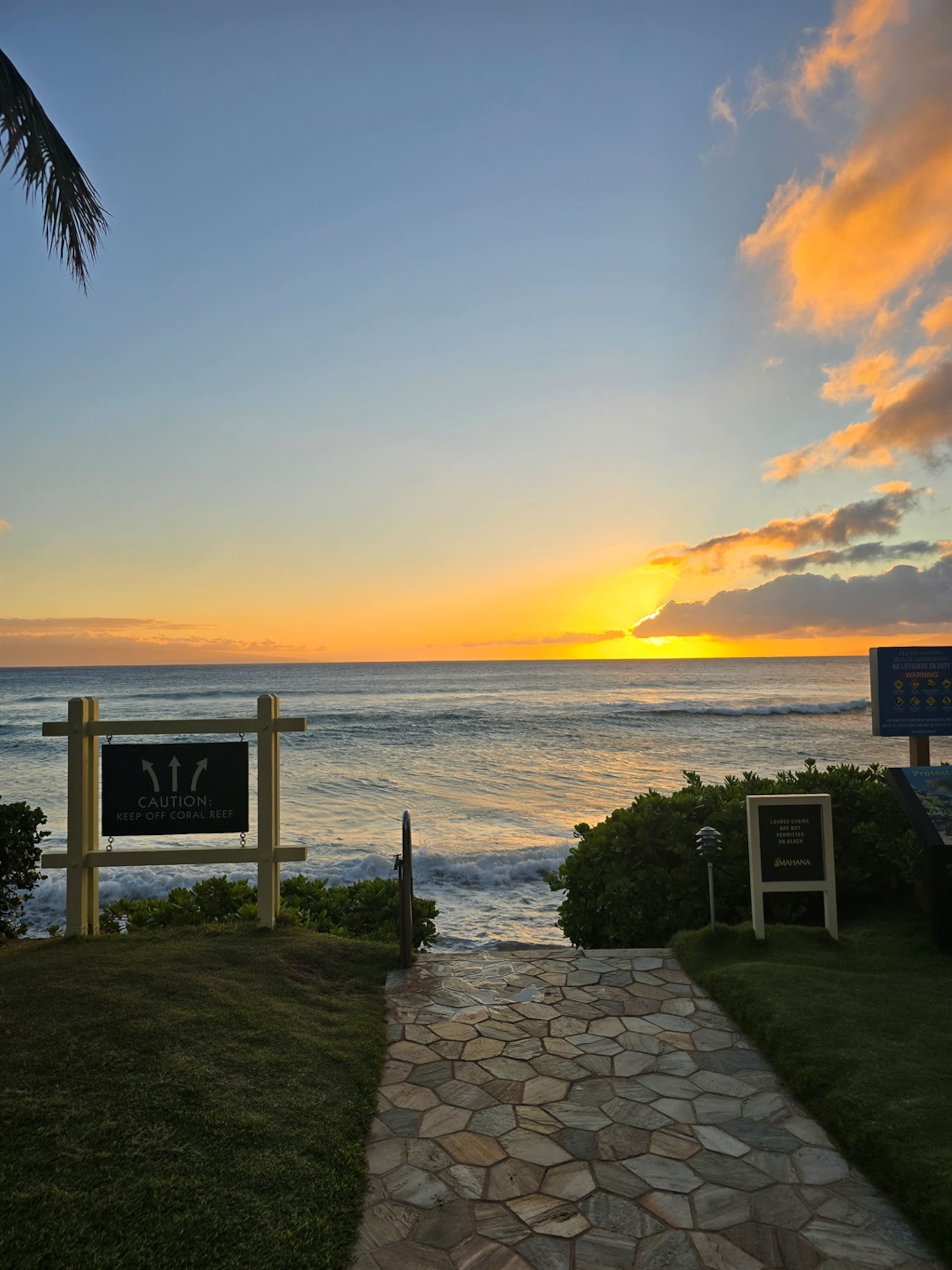 Direct Oceanfront View at Mahana Studio, King Bed - Image 32