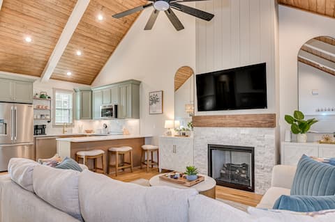 Popular Airbnb listing: BRAND NEW Luxury 3bd in Martinez-Huge Yard-Firepit in Martinez