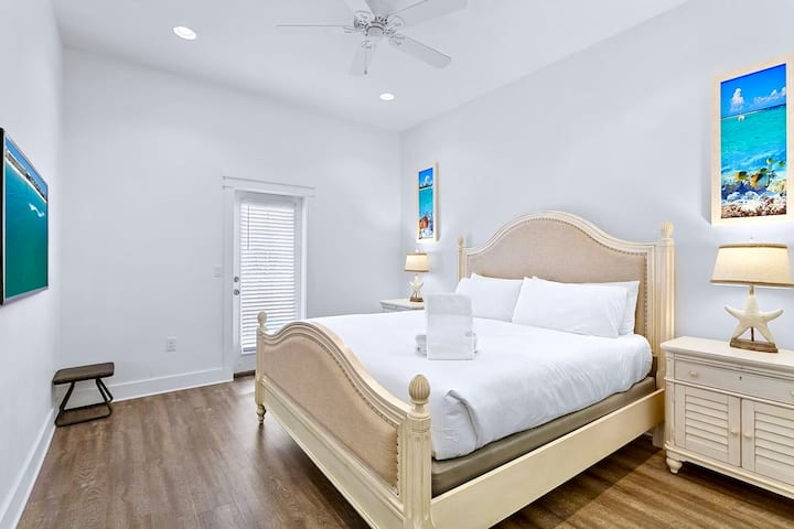 ชั้น 2 - ห้องสวีทคิงไซส์พร้อมระเบียงส่วนตัวที่มีหลังคาและห้องน้ำในตัว