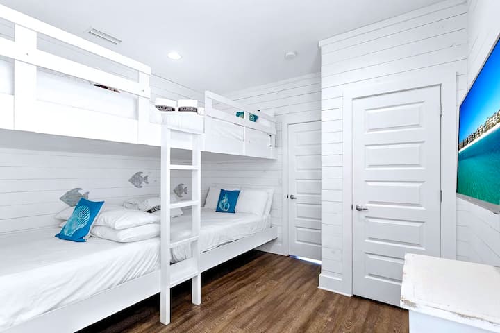 ชั้น 3 - ห้องเตียงสองชั้นพร้อมเตียงควีนไซส์ 4 เตียง (นอนได้ 8 คน) พร้อมสมาร์ททีวีและห้องน้ำในตัว