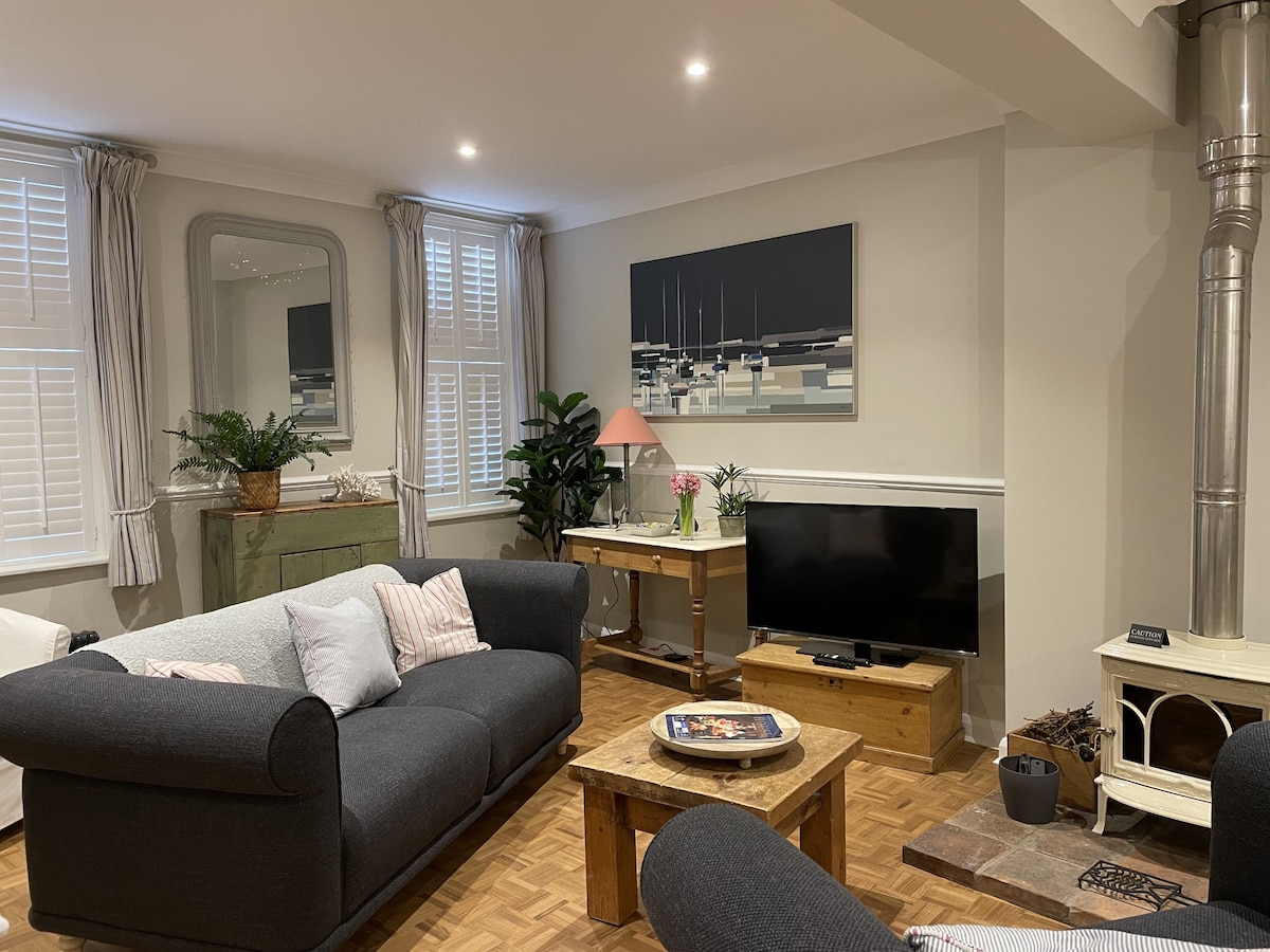 Successful Airbnb property: Gull House - Stylish Townhouse in Poole Old Town in Bournemouth, Christchurch And Poole