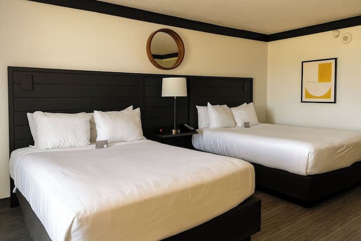 Unit with 2 beds. Interior and views may vary based on location and availability.