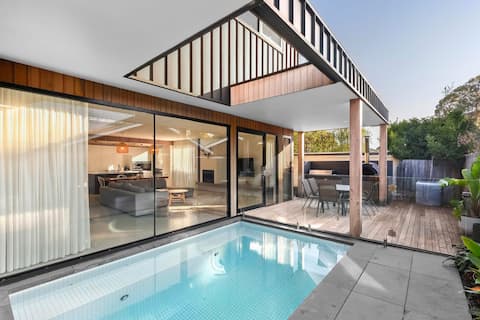 Riverhaus Luxe Barwon Heads Retreat with Fireplace
