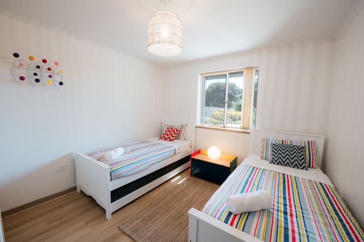 La quatrième chambre dispose également de deux lits simples, parfaits pour les enfants.