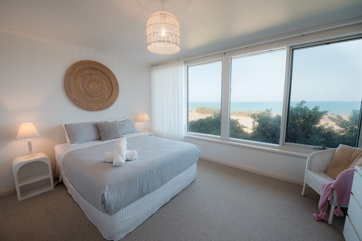 La lumière entre doucement dans la chambre avec un grand lit et vous permet de commencer votre journée en toute tranquillité. La chambre principale de Little Oceana comprend un lit queen size.