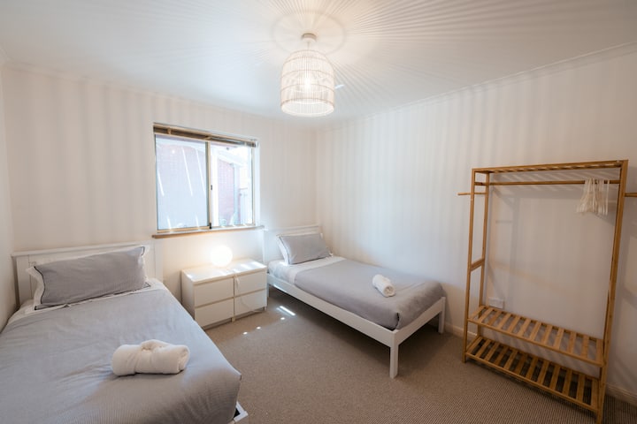 Little Oceana : la deuxième chambre confortable peut accueillir deux personnes dans des lits simples confortables.