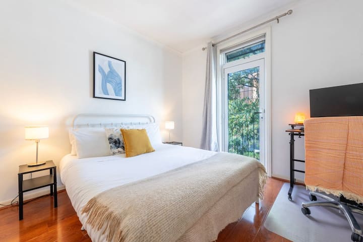 在这间宁静的卧室中放松身心，欣赏柔和的色调和景观。