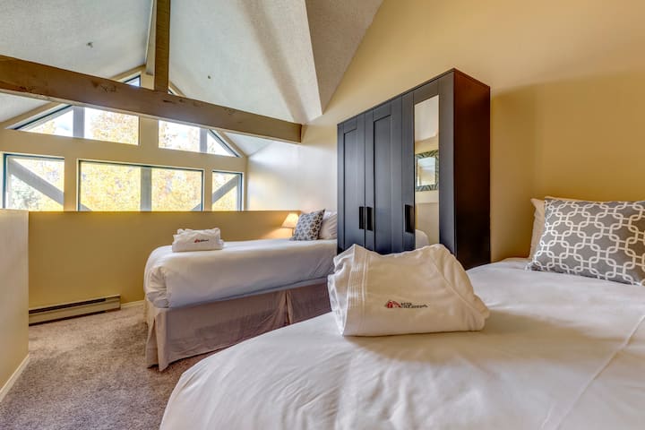 Dormitorio loft con dos camas individuales