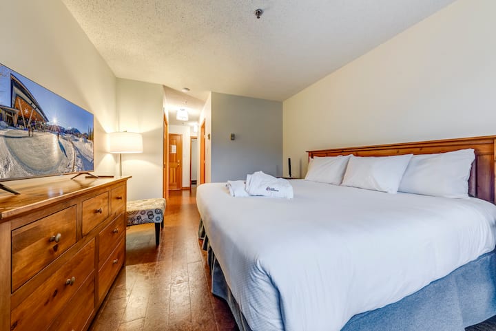 Kingsize bed en tv in tweede slaapkamer