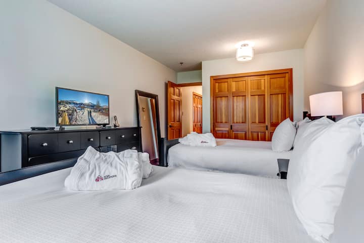 Twee queensize bedden