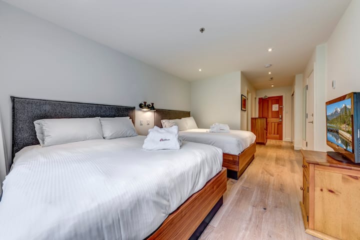 تلفزيون في غرفة النوم الرئيسية