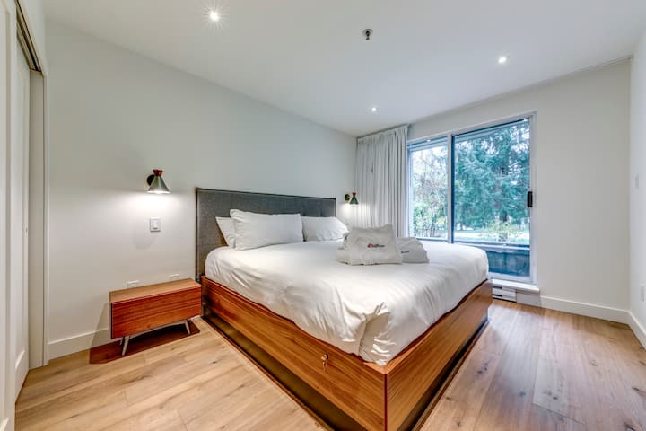 غرفة نوم ثانية مع سرير كينج