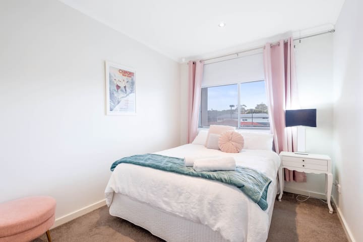 غرفة نوم هادئة مع أسرّة فاخرة للاسترخاء بعد يوم على البحر.