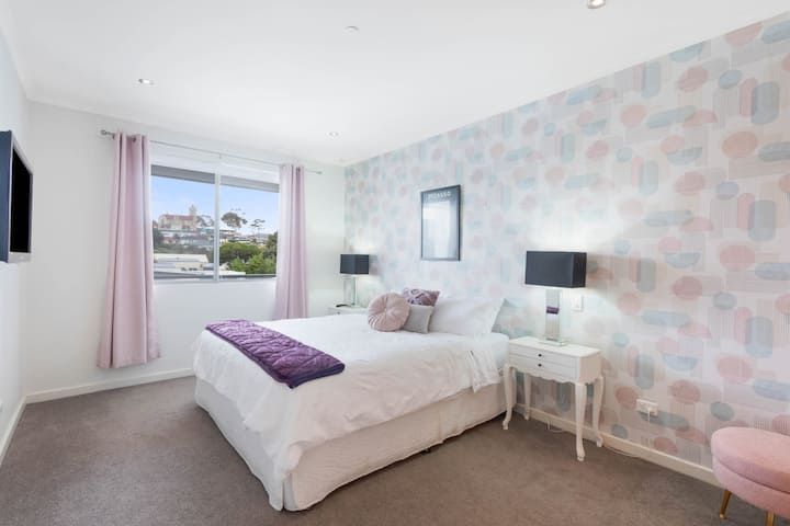 استمتع بغرفة النوم الفسيحة التي تضم سرير كينج مع تلفزيون خاص بها وحمام داخلي وخزائن ملابس.