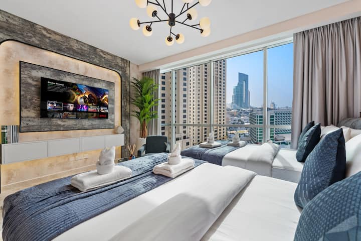 ห้องนอนกว้างขวางพร้อมเตียงคู่ 2 เตียงและห้องน้ำส่วนตัวในตัว