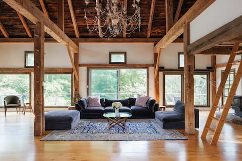 Luxury Barn Retreat — All-Season Escape Awaits!