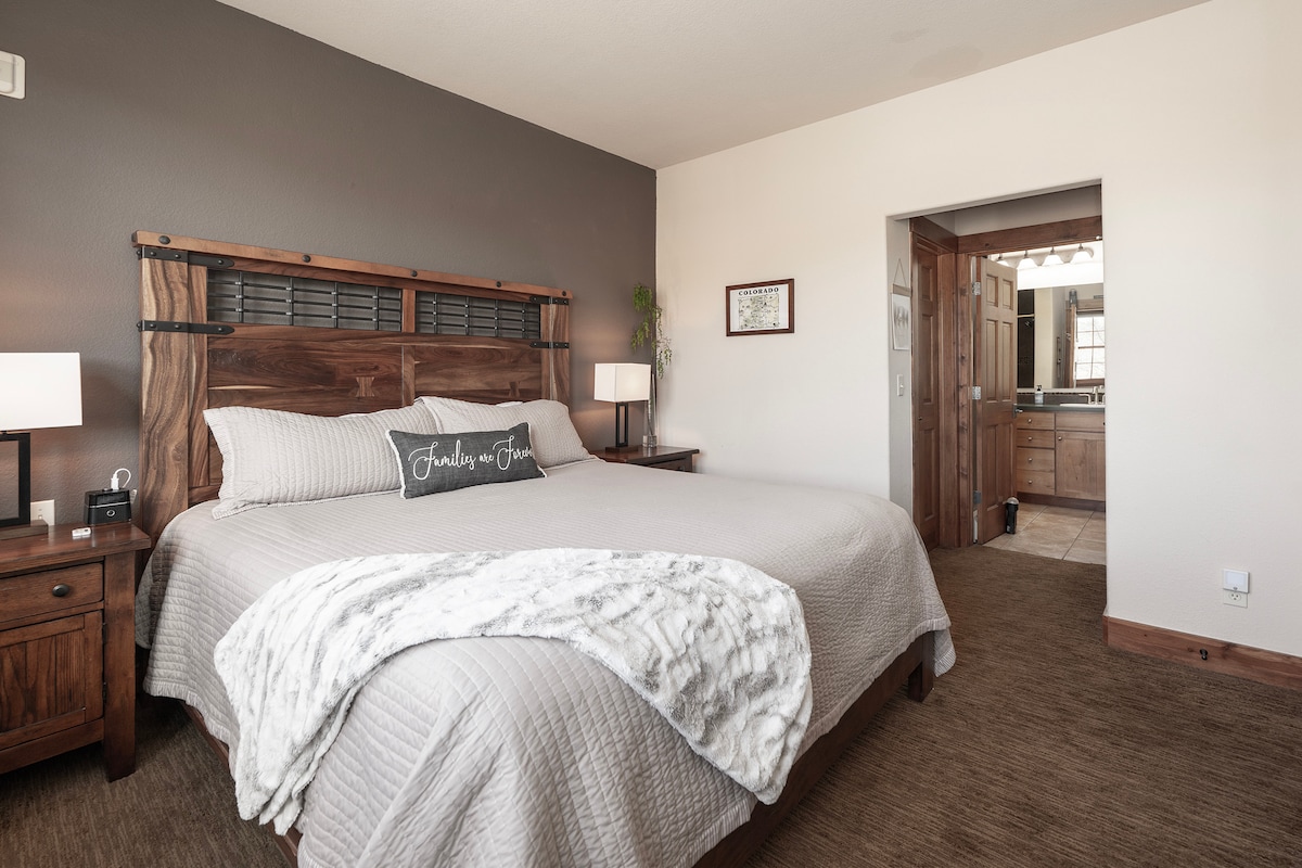 Ontspan in je serene slaapkamer met rustieke houten accenten en gezellige neutrale tinten die uitnodigen tot een rustgevende slaap na je avonturen.