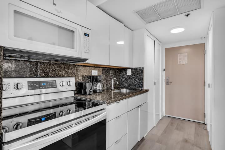 Beachfront Resort Studio 2 Queens Balcony & Pool - Sunny Isles Beach