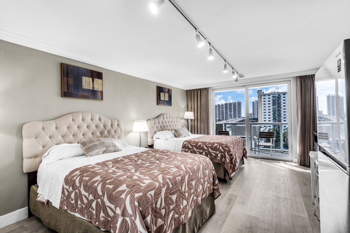 استيقظ على إطلالات على الأفق والنسائم الساحلية! هذا الإيجار الأنيق مع أسرّة مزدوجة مثالي للعائلات أو الأصدقاء أو أي شخص يتوق إلى الراحة بالقرب من الشاطئ.