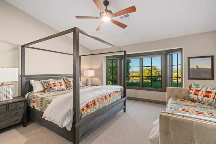 El dormitorio #2 se encuentra arriba. Tiene una cama tamaño king y un sofá cama adicional, ideal para familias.