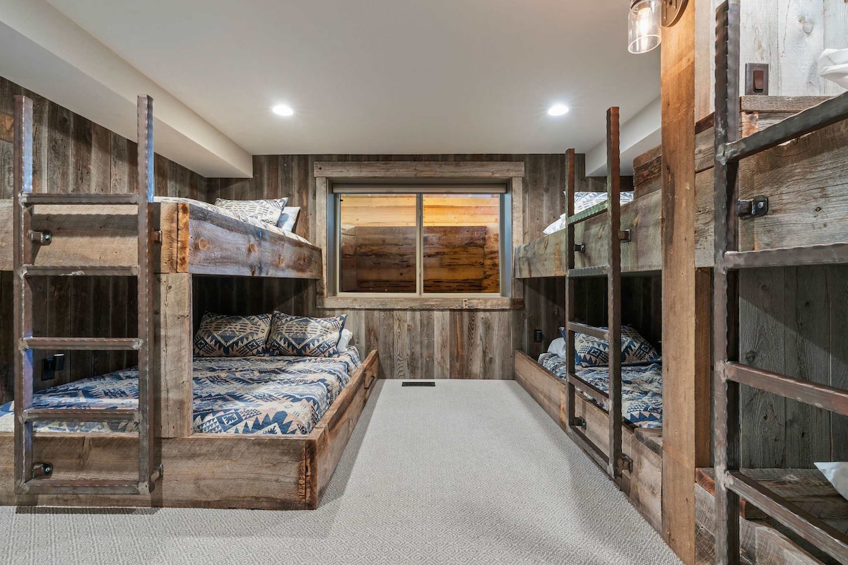 La habitación con literas ofrece capacidad para hasta 7 personas, perfecta para que los niños, los primos o todo el equipo se acuesten después de un gran día.