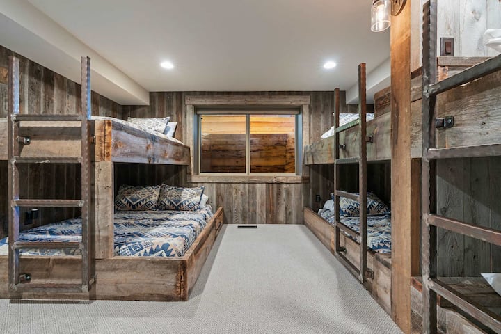 La habitación con literas ofrece capacidad para hasta 7 personas, perfecta para que los niños, primos o todo el equipo se queden después de un gran día.