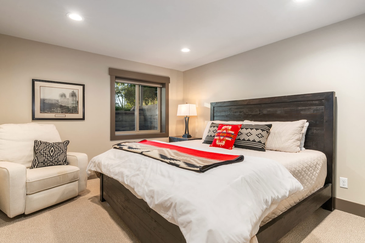 El dormitorio de la planta baja n.º 6 tiene una cama tamaño king y una pequeña habitación contigua con un Pack 'n Play, perfecto para familias.