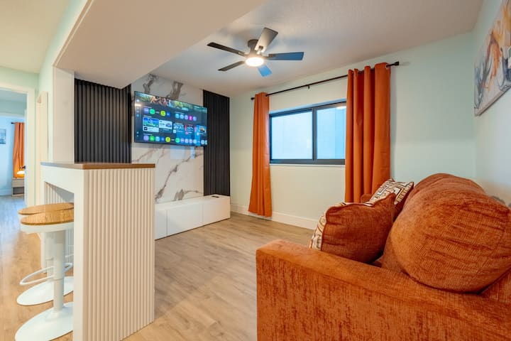 1 Min Walk To The Beach -3bdr - Sofa Bed - Parking - Clearwater Beach, FL