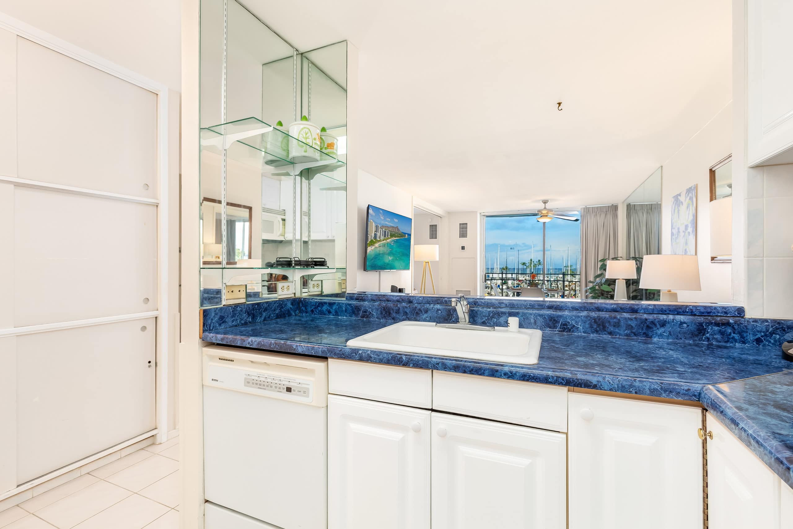 Condo in Honolulu · ★5.0 · Studio · 2 beds · 1 bath - Image 24