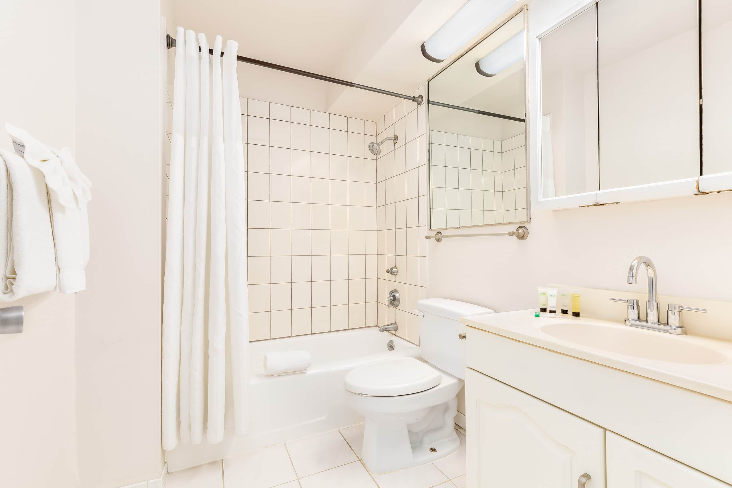 Condo in Honolulu · ★5.0 · Studio · 2 beds · 1 bath - Image 11