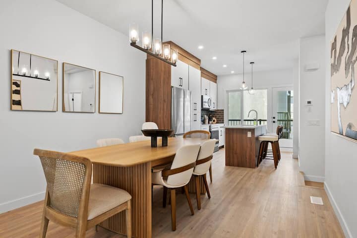 Sage & Sky Townhouse 3br, Office, Parking, Cable - カルガリー
