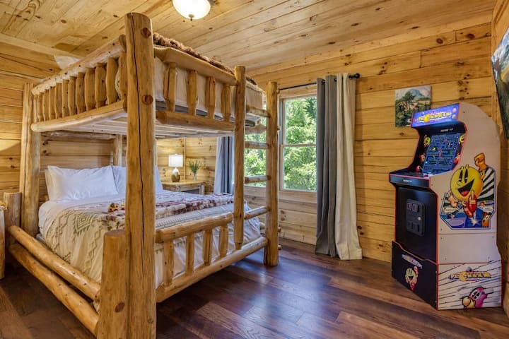 Divertido dormitorio con literas tamaño queen con auténticas camas de madera y una multicade, perfecto para niños, adolescentes y adultos juguetones por igual.