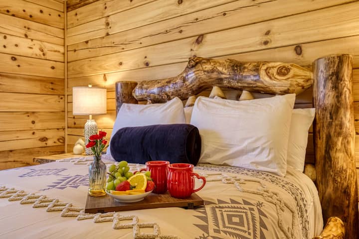 Disfruta de fruta fresca y café en la cama en la suite tamaño queen del nivel principal: comienza tus mañanas en Smoky Mountain de la mejor manera.