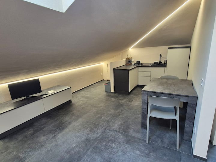 Moderna Mansarda Con Parcheggio Gratuito - Alba