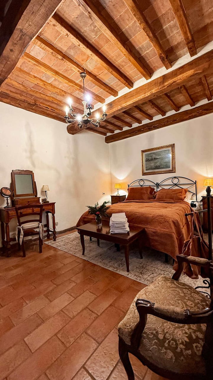 El dormitorio incluye, vestidor, consola, silla. Ropa de cama y toallas.