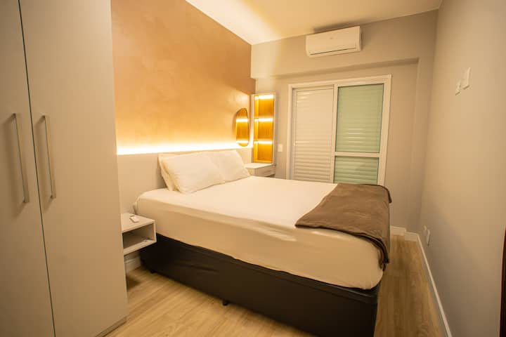 Chumba chenye starehe, kilicho na kiyoyozi kwa ajili ya mapumziko yako