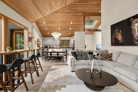 NEW/Black Butte Ranch/Sauna/Hot Tub/Kids Playroom