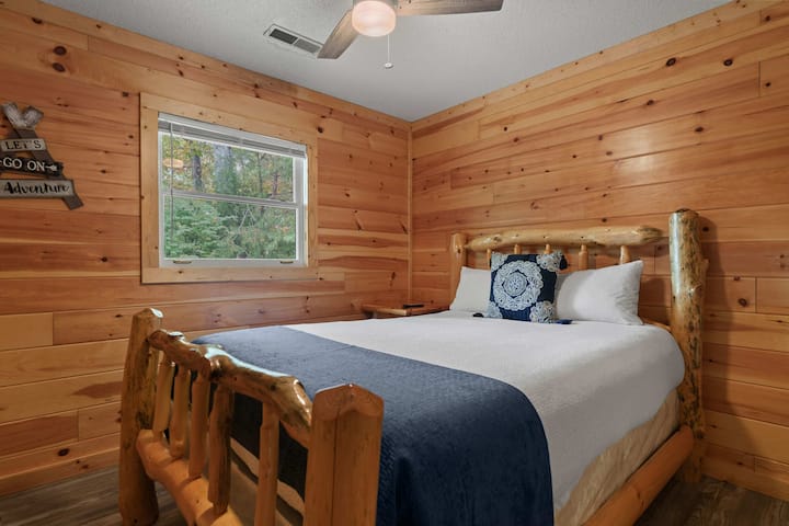 ملاذ ريفي بانتظارك! استمتع بالسكينة في هذه الكابينة الساحرة بإطلالات خلابة وأجواء مريحة!