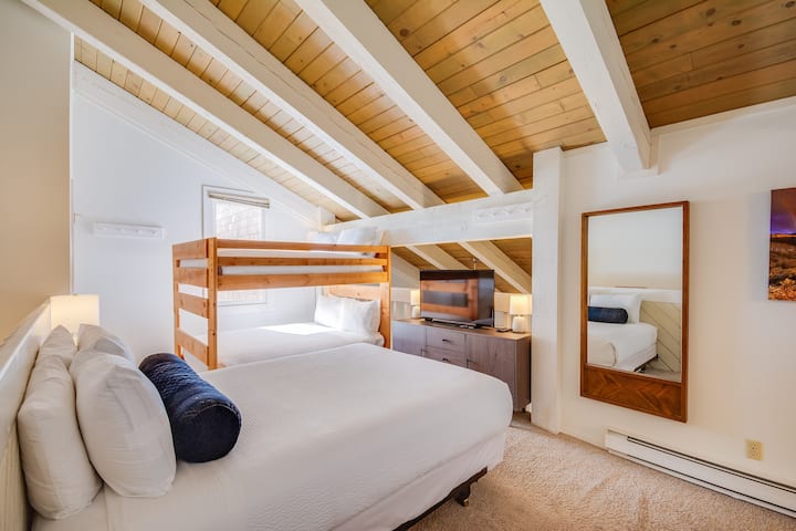 Спална соба на поткровје - Queen и целосен/цел кревет на спрат