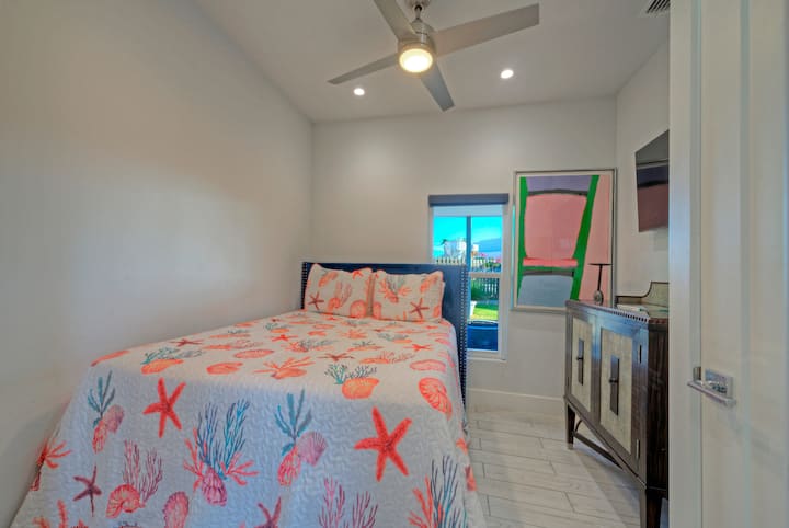 Spálňa 2 je vybavená manželskou posteľou Queen a TV.