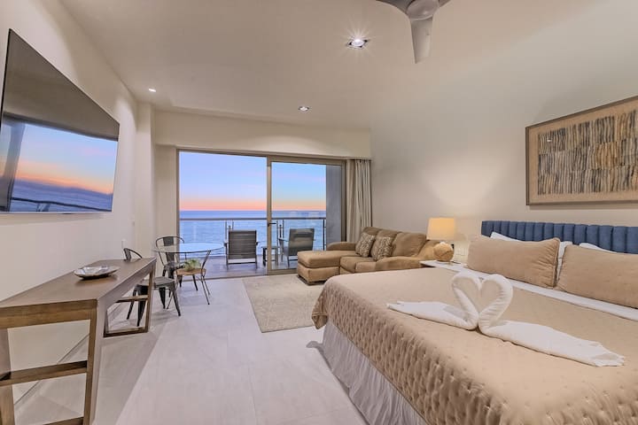 Брачен кревет (широк 180-220 см) во главната спална соба со кауч на извлекување во целосна големина.  Приватна тераса и целосен поглед кон морето Кортез.  Телевизор со голем екран, биро за работа, сопствена бања и гардероба