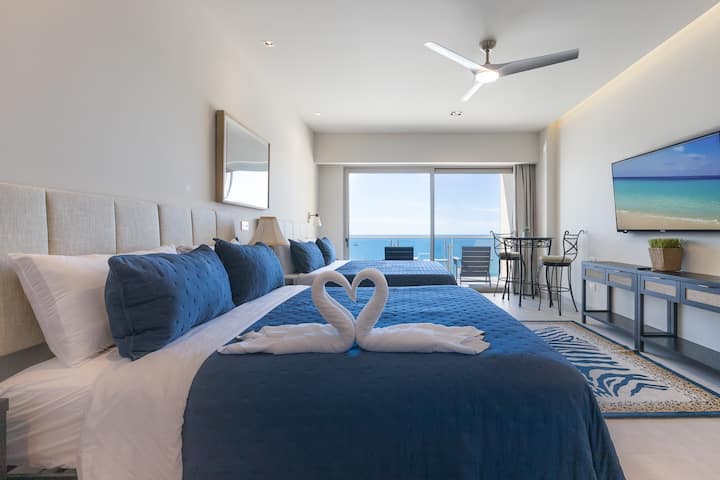 Два брачни кревета (широки 180 – 220 см), приватен балкон, приватна бања и прекрасен поглед