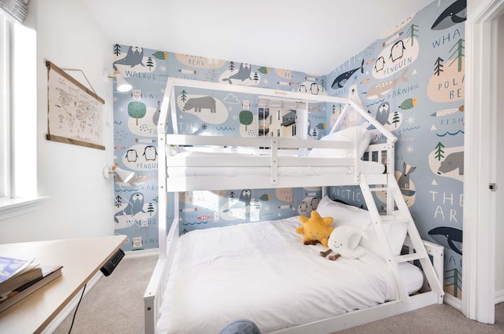 Habitación infantil de inspiración ártica con litera y escritorio, perfecta para pequeños exploradores.