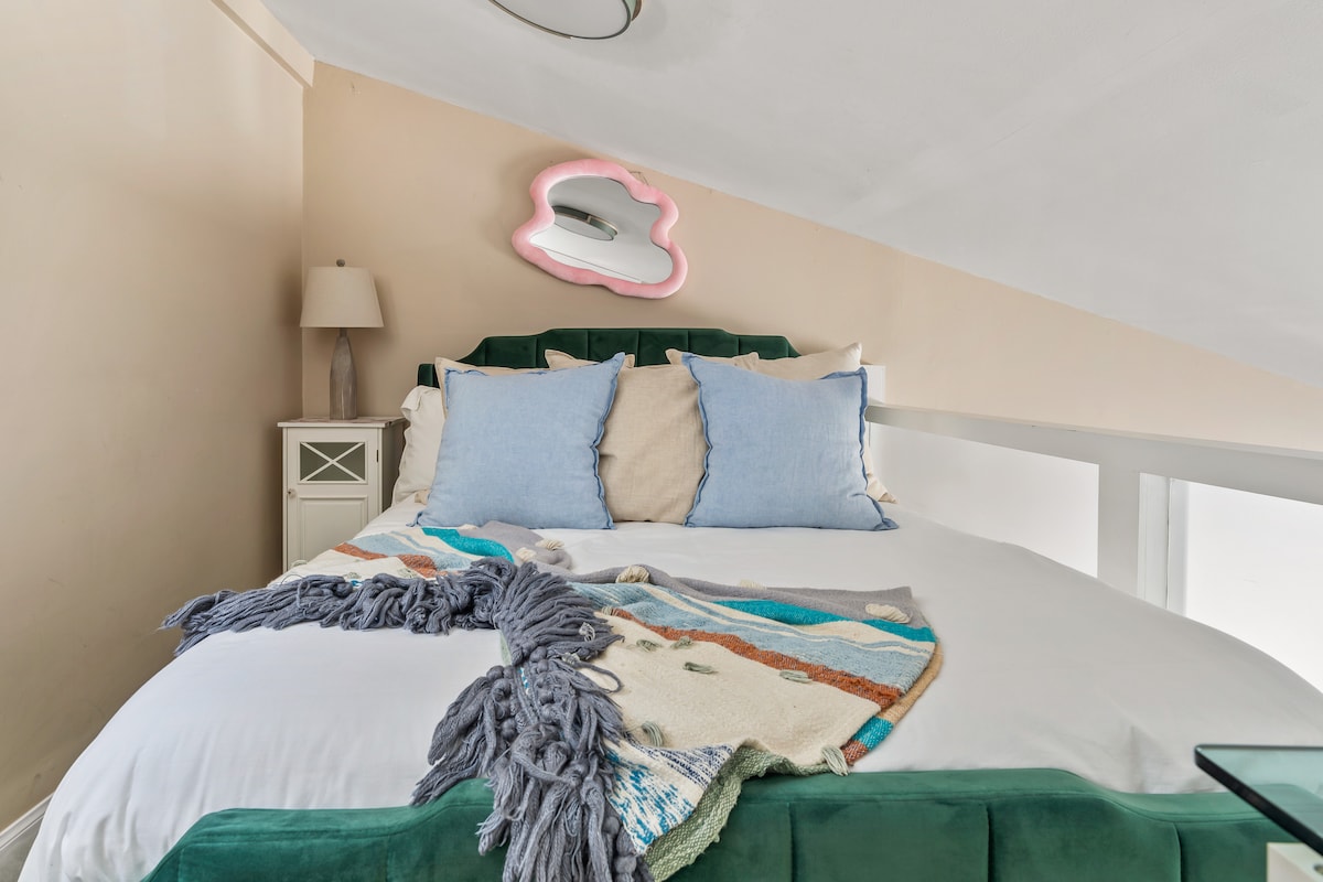 El dormitorio 5 cuenta con una cama tamaño queen.