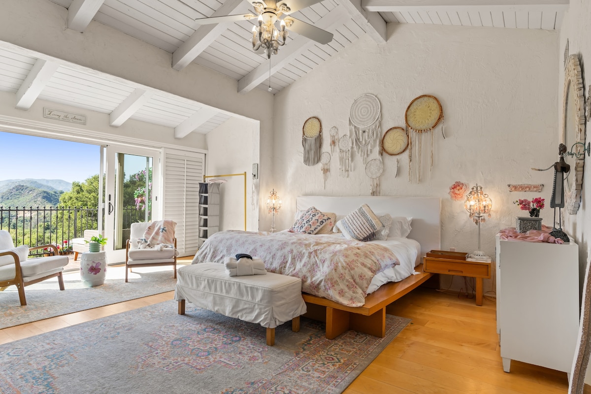 El dormitorio principal cuenta con una cama tamaño king, TV, baño privado y acceso al balcón. (Casa principal)