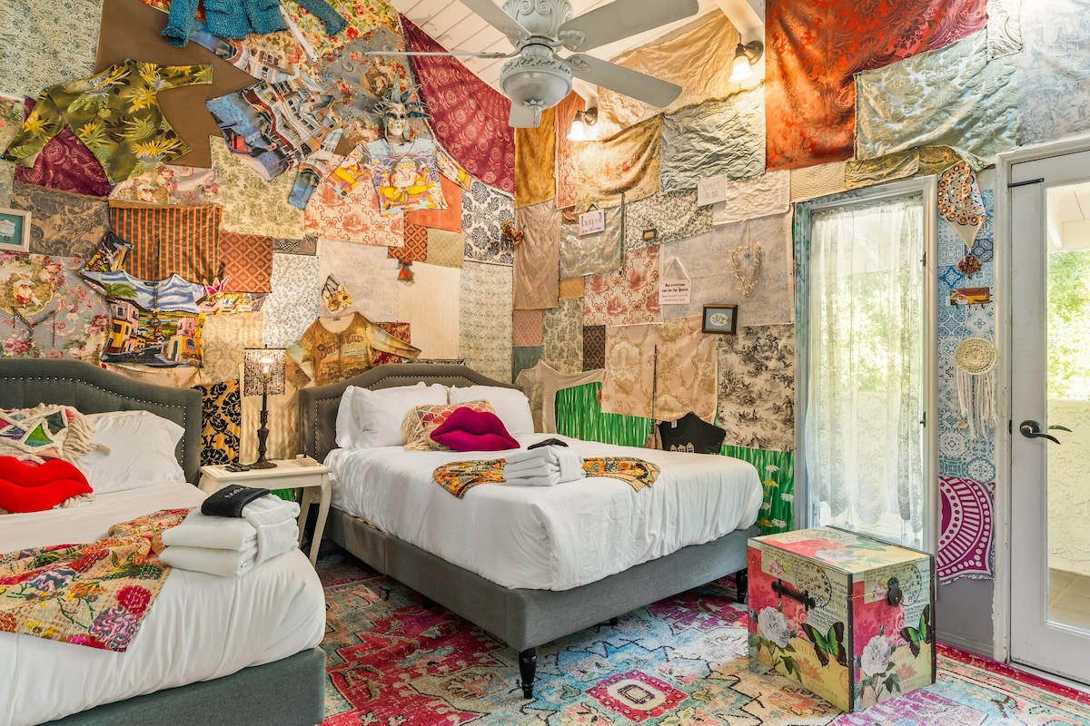 El dormitorio 2 cuenta con 2 camas tamaño queen, una litera doble y una individual. (Casa principal)