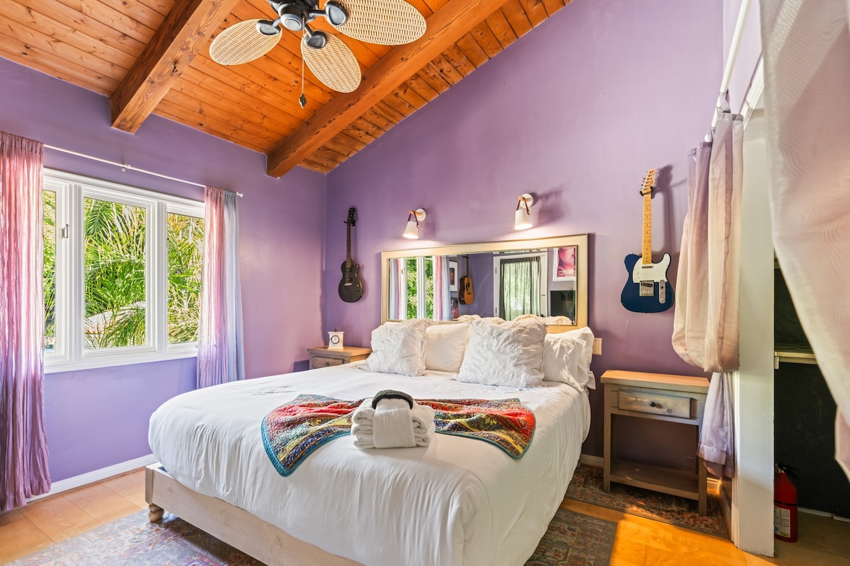 El dormitorio 3 cuenta con una cama tamaño king y acceso al balcón. (Casa principal)